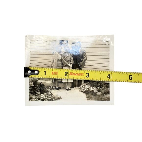 Vtg Family Posing in Front of House Original Monochrome Photography Found - Picture 4 of 4